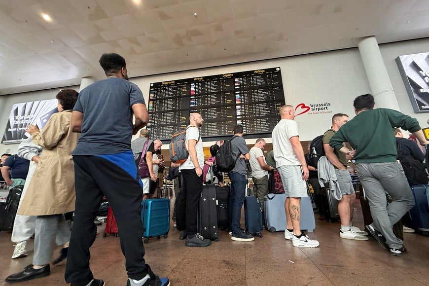 Travellers wait in queues at Brussels airport, after a cyberattack at a service provider for check-in and boarding systems disrupted operations at several major European airports, in Zaventem near Brussels, Belgium September 20, 2025. REUTERS/Marta Fiorin