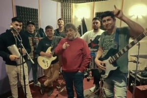"Cacho" anunció su próximo show.