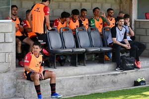 El Pulga Rodríguez sentado en el banco, en Remedios de Escalada, en primer plano. Si todo marcha bien, ocupará el mismo lugar pero en el de Colón, este domingo ante Morón. Más atrás, Bernardi, que va de titular. Foto: Juan Foglia.