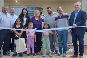 Michlig manifestó que “Este es un día de mucha emoción, porque cuando una familia recibe la llave de su casa se concreta un sueño que se persigue durante años. Desde nuestro lugar siempre vamos a trabajar para que cada vez más familias del departamento San Cristóbal puedan acceder a una vivienda digna, con infraestructura adecuada y la seguridad que brinda contar con su escritura”.