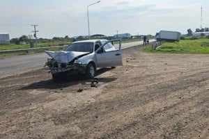 Aunque no presentaba lesiones de gravedad, quedó en observación por precaución. Por su parte, el conductor del camión, un hombre mayor de edad, resultó ileso.