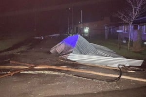 Las ráfagas de viento, de gran intensidad, provocaron que varias viviendas perdieran sus techos, dejando a familias damnificadas. Foto: Gentileza Canal 14 Romang