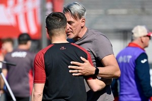 El abrazo de Vivaldo con Medrán, antes de iniciarse el partido del domingo pasado en Remedios de Escalada. Foto: Juan Foglia..