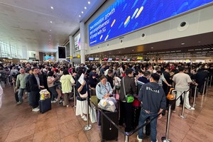 Travellers wait at Brussels airport, after a cyberattack at a service provider for check-in and boarding systems disrupted operations at several major European airports, in Zaventem near Brussels, Belgium September 20, 2025. REUTERS/Marta Fiorin     TPX IMAGES OF THE DAY