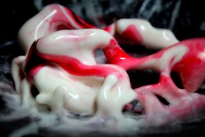 Concurso “Ciencia en Fotos”: La Escuela EEST Nº3 “Dr. René Favaloro” de Bahía Blanca (provincia de Buenos Aires) obtuvo la Primera Distinción en la Categoría Senior (Escuelas Secundarias) con la obra “Onda vibratoria”.