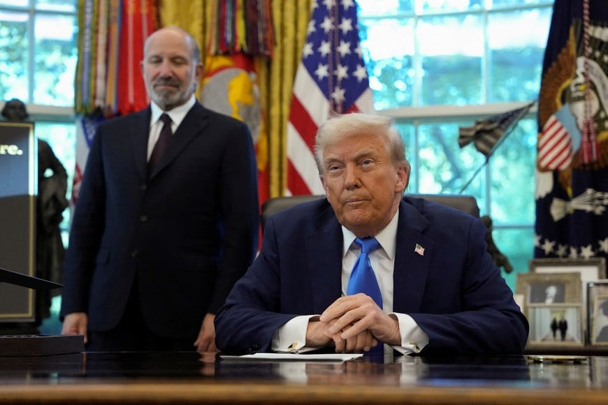 U.S. President Donald Trump looks on, with U.S. Secretary of Commerce Howard Lutnick standing by his side, in the Oval Office at the White House in Washington, D.C., U.S., September 19, 2025. REUTERS/Ken Cedeno