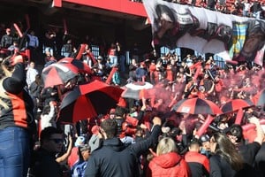 Los hinchas Sabaleros acompañaron este domingo al equipo ante Morón. Foto: Manuel Fabatía.
