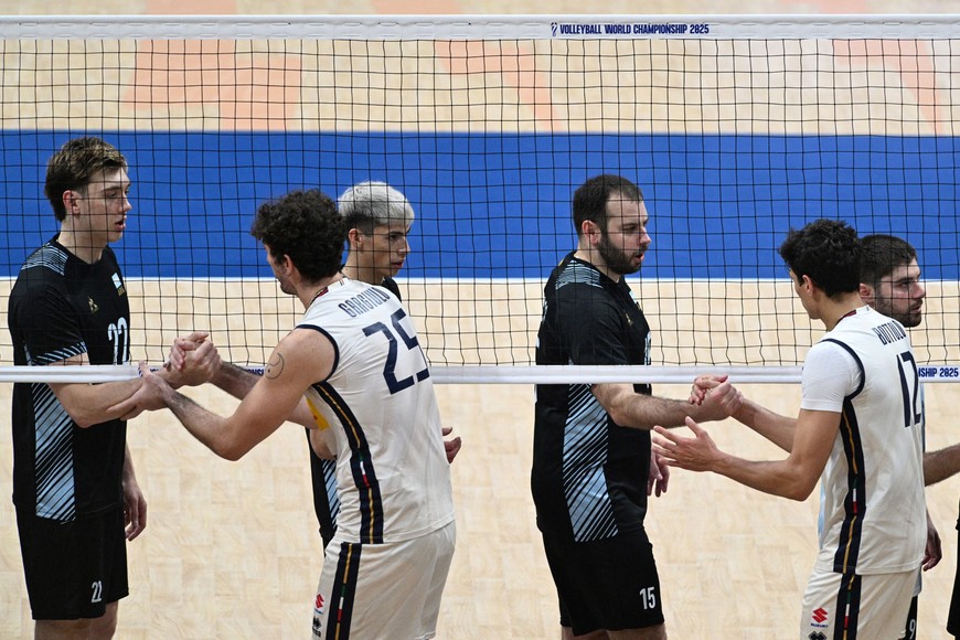 Volleyball - Men's World Championships - Round of 16 - Argentina v Italy - SM Mall of Asia Arena, Pasay City, Philippines - September 21, 2025
Italy's Mattia Bottolo and Giovannimaria Gargiulo shake hands with Argentina's Nicolas Zerba and Luciano De Cecco after winning the match REUTERS/Noel Celis