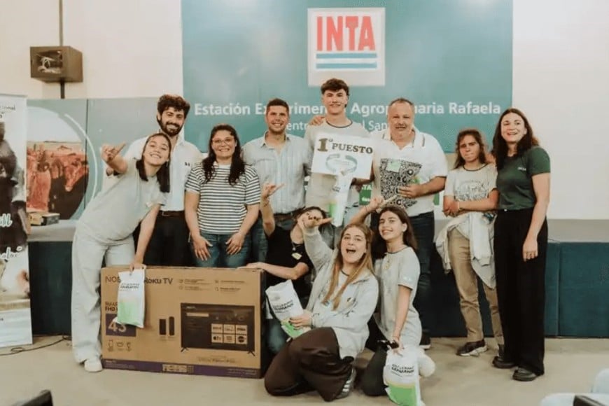 Los chicos recibiendo su premio. Foto: Gentileza Soc. Rural Rafaela