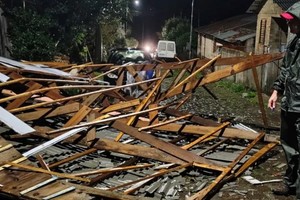 La tormenta provocó daños en viviendas y calles bloqueadas por la caída de árboles