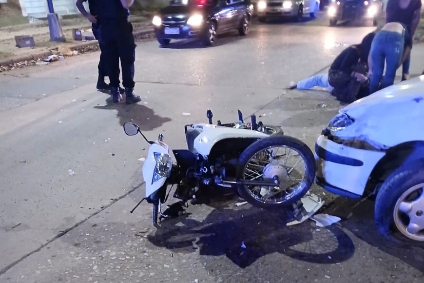 La motocicleta tras el impacto contra un automóvil en Avenida Blas Parera y Regimiento 12 de Infantería.
