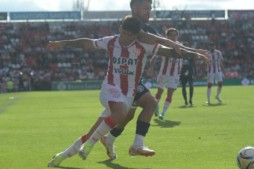 Vargas: cinco amarillas. Foto: Luis Cetraro