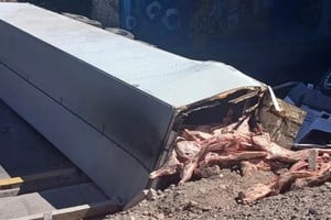 El camión destruyó el guardarraíl y cayó desde el Acceso Este.