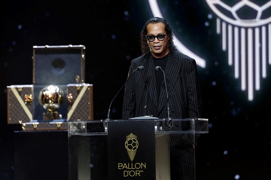 Soccer Football - Ballon d'Or - Theatre du Chatelet, Paris, France - September 22, 2025
Ronaldinho presents the men's Ballon d'Or award REUTERS/Benoit Tessier