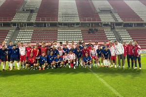 Los dos planteles posando para la foto luego del amistoso que se jugó en el estadio de la avenida López y Planes.