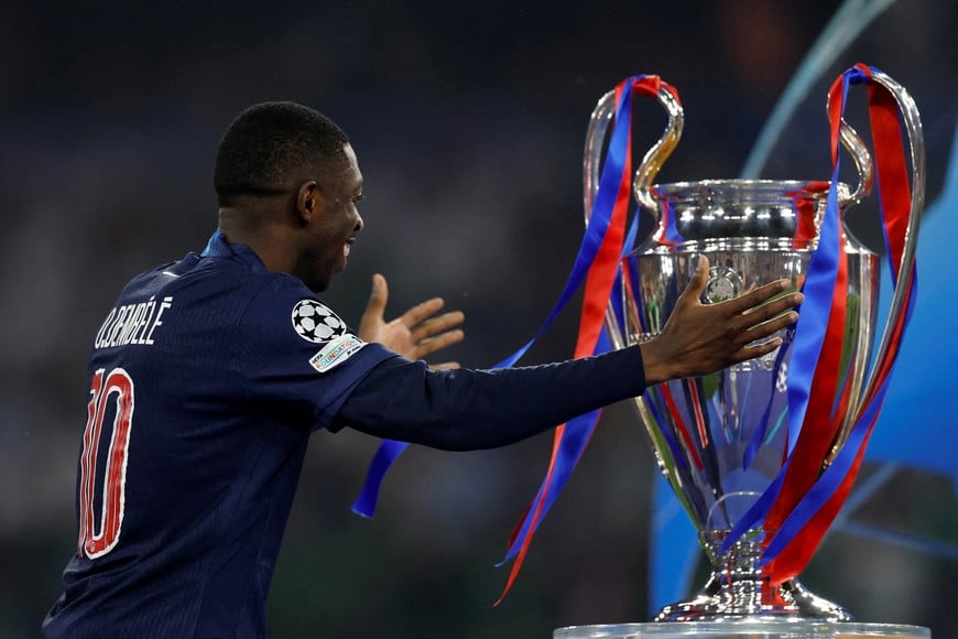 FILE PHOTO: Soccer Football - Champions League - Final - Paris St Germain v Inter Milan - Allianz Arena, Munich, Germany - May 31, 2025
Paris St Germain's Ousmane Dembele with the trophy after collecting his winners medal REUTERS/Peter Cziborra/File Photo
