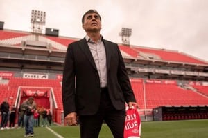 Gustavo Quinteros firmó contrato con Independiente hasta diciembre de 2026.