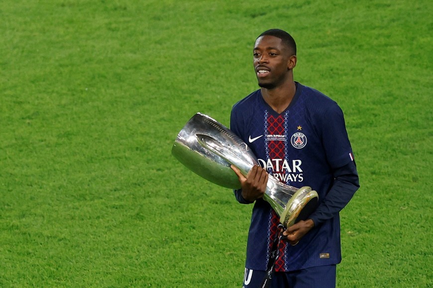 Soccer Football - UEFA Super Cup - Final - Paris St Germain v Tottenham Hotspur - Bluenergy Stadium, Udine, Italy - August 13, 2025
Paris Saint Germain's Ousmane Dembele celebrates with the trophy after winning the UEFA Super Cup REUTERS/Remo Casilli