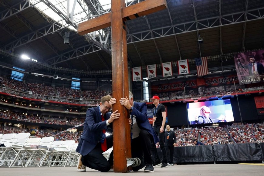 Imagen captada el domingo 21 de septiembre durante las exequias de Charlie Kirk, en el marco de un multitudinario acto desarrollado en el State Farm Stadium de Glandale, Arizona. Se esperaba la presencia de más de 60.000 personas para despedir sus restos. Reuters