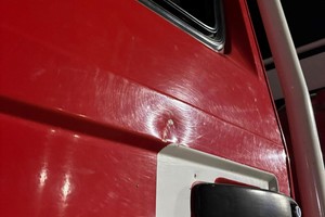 El daño en uno de los laterales del camión de bomberos.