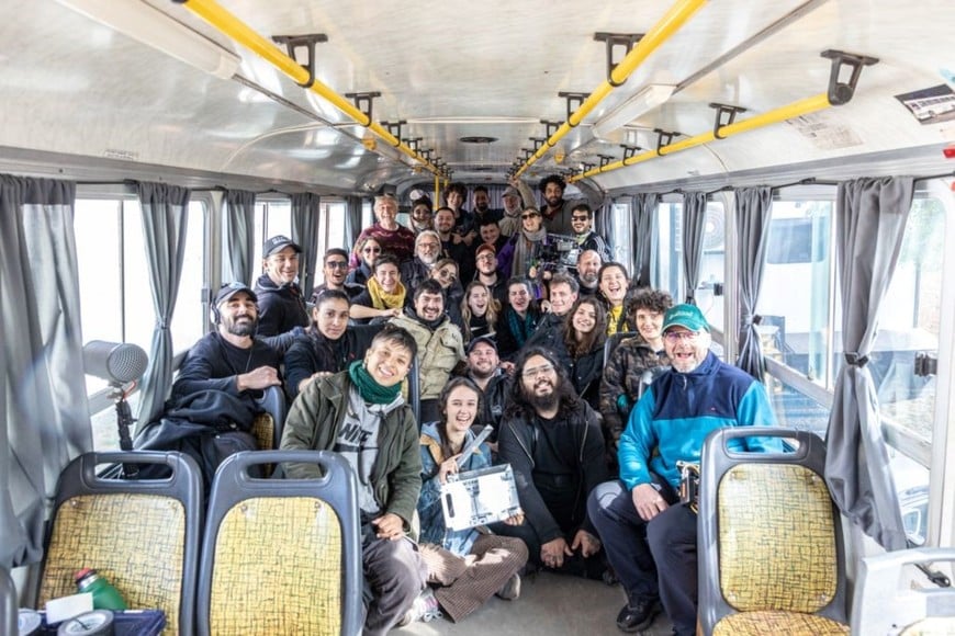 Elenco y equipo de la película “El infierno de los vivos”, de Alberto Gieco.