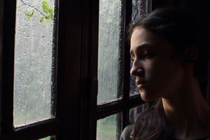 La joven actriz, bailarina y artista plástica Cielo Eberhardt interpreta a Mariana, una joven de 15 años que huye de un hogar violento en busca de su padre biológico para que la ayude a rescatar a su hermana menor. Foto: Gentileza producción