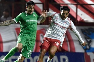 El Bicho frenó el avance del Taladro.  Crédito: AFA