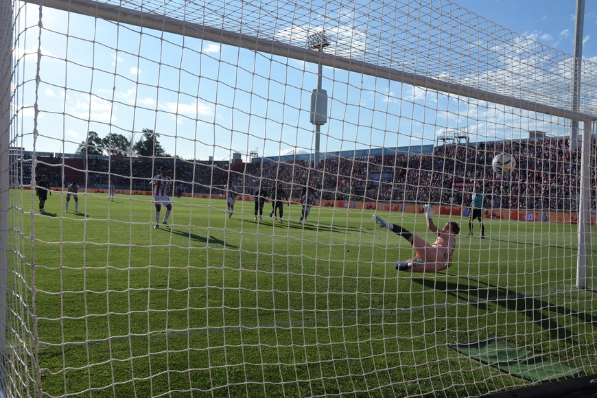 Unión empató con Independiente Rivadavia y se mantiene como líder de la zona A. Foto: Luis Cetraro.