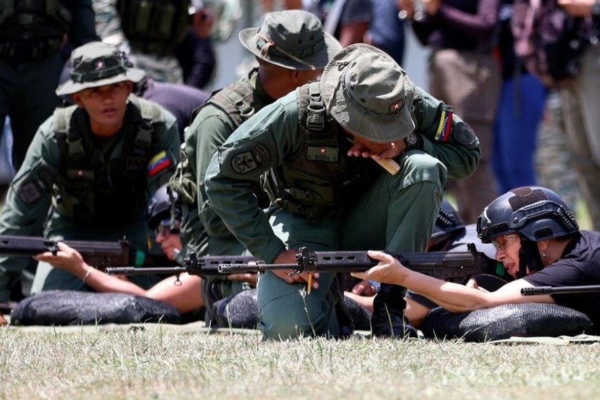 Entrenamiento e instrucción militar para milicias civiles en el Fuerte Tiuna, ciudad de Caracas. Pedro Mattey/AFP/DW
