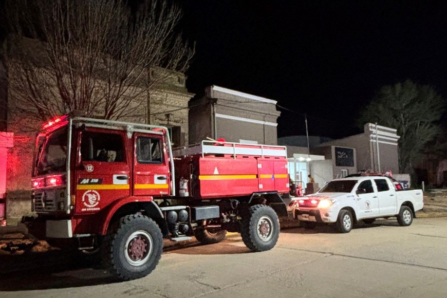 El daño en uno de los laterales del camión de bomberos.