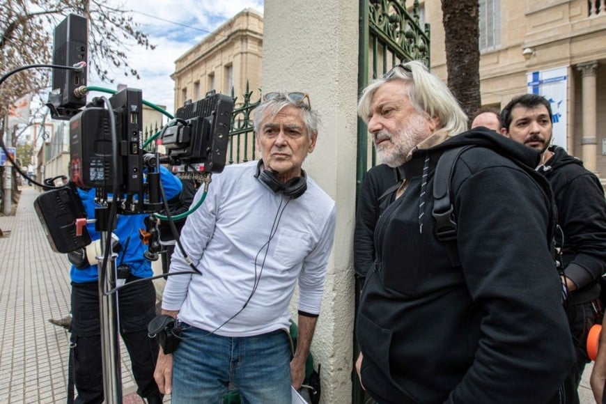 Alberto Gieco, director de la película “El infierno de los vivos”, junto al director de fotografía y cámara es Marcelo Camorino.