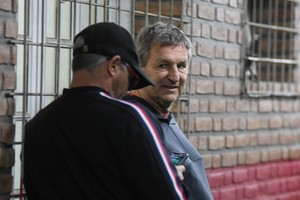 ¡Qué alivio!: se salvó del descenso. El domingo de Colón-Morón en el Cementerio de los Elefantes y la figura del presidente Víctor Francisco Godano en el Cementerio de los Elefantes. A pesar que ya no juega por nada, faltan 70 días para que Colón elija nuevo presidente. Otra locura más en un año olvidable. Créditos:  Manuel Fabatía