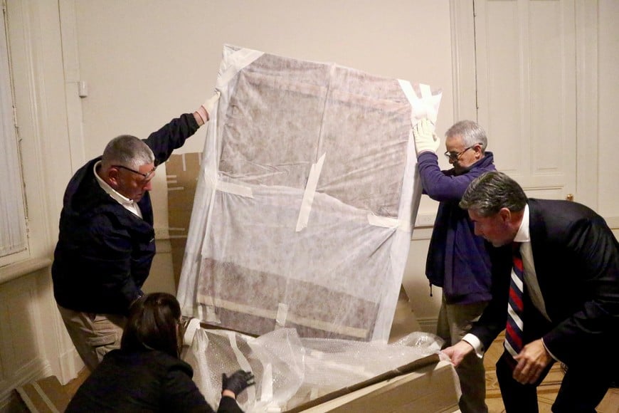 La pieza fue embalada en materiales neutros y protectores, luego envuelta con plástico de burbujas o espuma de poliuretano dentro de una caja resistente de madera para asegurar que el cuadro no se moviera.