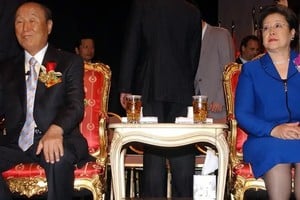 El fallecido reverendo Sun Myung Moon (izquierda) junto a su esposa Han Hak-ja. Archivo