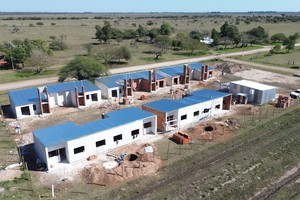Desde la Dirección Provincial de Vivienda y Urbanismo (DPVyU) señalaron que la inversión del gobierno provincial para la construcción de las 10 nuevas viviendas en Hersilia es superior a los $709 millones y cuenta con un plazo de ejecución de 8 meses.