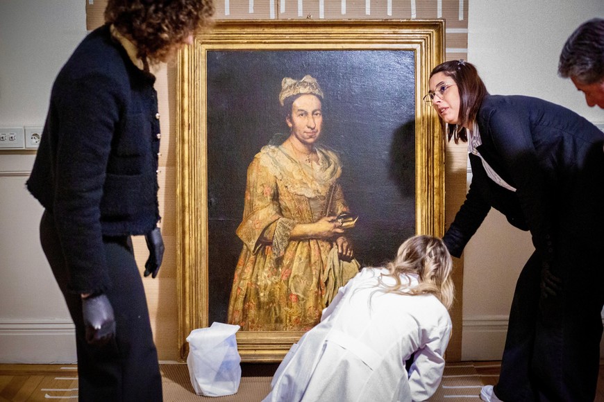 La pieza fue embalada en materiales neutros y protectores, luego envuelta con plástico de burbujas o espuma de poliuretano dentro de una caja resistente de madera para asegurar que el cuadro no se moviera.