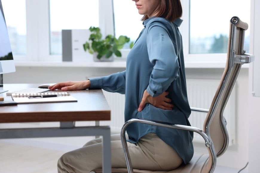 Mantener la postura correcta molestias musculares.