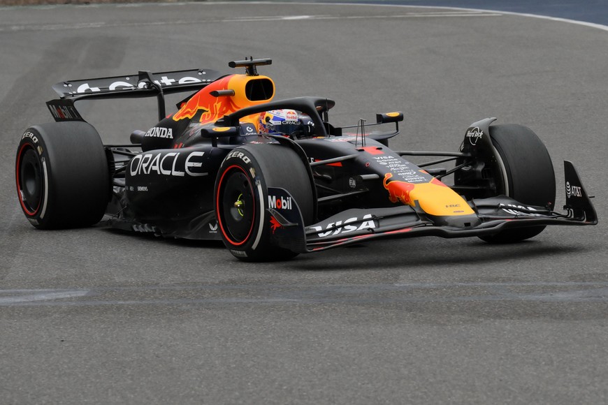 (250922) -- BAKU, 22 septiembre, 2025 (Xinhua) -- Imagen del 21 de septiembre de 2025 del piloto neerlandés de la escudería Red Bull, Max Verstappen, compitiendo durante la carrera del Gran Premio de Azerbaiyán 2025 de Fórmula Uno, en Bakú, Azerbaiyán. (Xinhua/Tofik Babayev) (rtg) (ah) (vf)