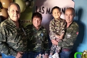 Miguel Vega, Juan Calos Lagos y Sergio Moreno junto a Genaro en la celebración. Foto: Gentileza.