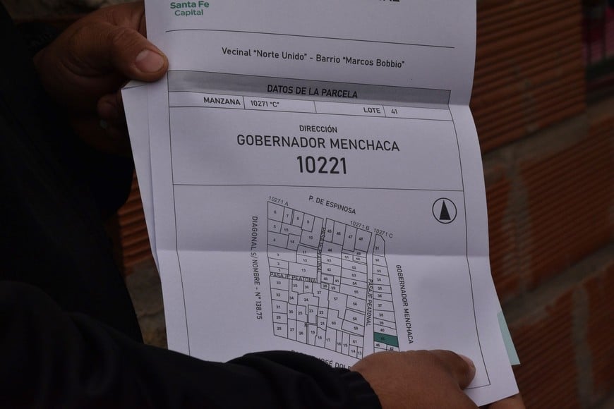 La foto, de 2023. Un vecino de Marcos Bobbio muestra el dominio de su escritura.