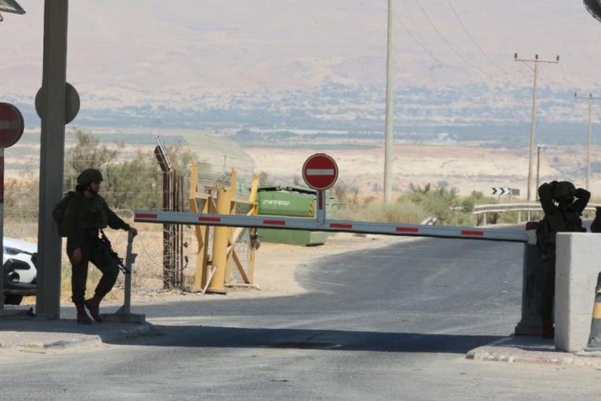 Miembros de las fuerzas de seguridad israelíes vigilan el puente Allenby, un paso fronterizo entre Jordania y Cisjordania ocupada, el 8 de septiembre de 2024. Foto: Gil Cohen Magen/Xinhua