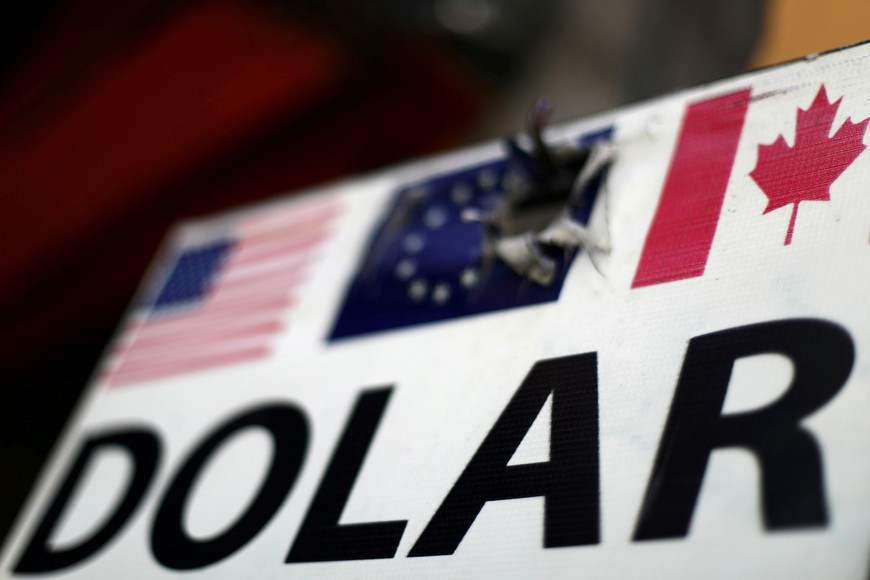 The word "dolar" is pictured at a currency exchange shop in Mexico City, Mexico December 16, 2019. REUTERS/Edgard Garrido