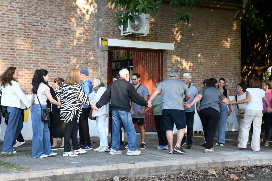 En esta foto del día del abrazo simbólico se ve el aire acondicionado que ya no está. Manuel Fabatía.