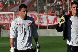 Limia y atrás...el arco del sol. Alejandro Limia, que ascendió como arquero de Unión, atajó más 80 partidos con los guantes tatengues y dejó un recuerdo positivo en la gente rojiblanca. Dice que entiende todo lo que le pasó a Tagliamonte el otro día. "El sol te mata", asegura. Foto:  Archivo EL