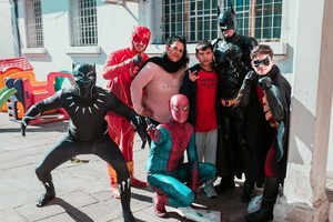 Como en años anteriores, la propuesta demuestra que el espíritu del murciélago puede iluminar hospitales y espacios comunitarios de la ciudad.