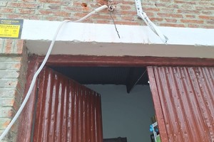 Cables colgando. Así quedó el lugar a donde estaba instalado el aire acondicionado.

Gentileza.