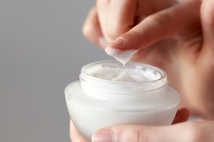 Cremas y sueros cosméticos que declaran contener ácido azelaico