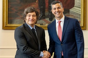 Javier Milei, presidente de la Nación, junto a su par paraguayo Santiago Peña. Crédito: Presidencia de Paraguay