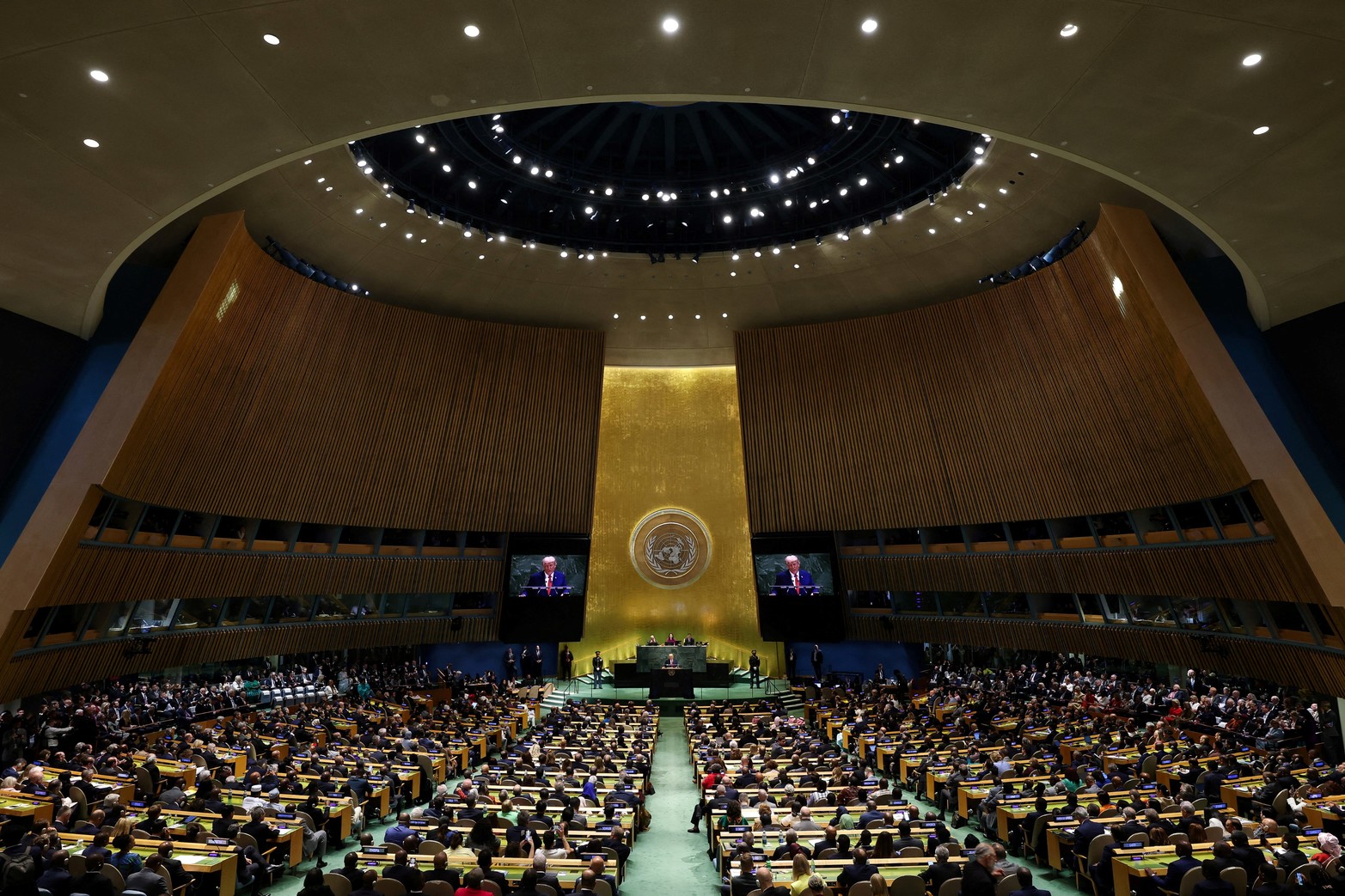 El espectacular recinto de la ONU, ubicado en la margen Este de Manhattan, sobre la 3era Av.