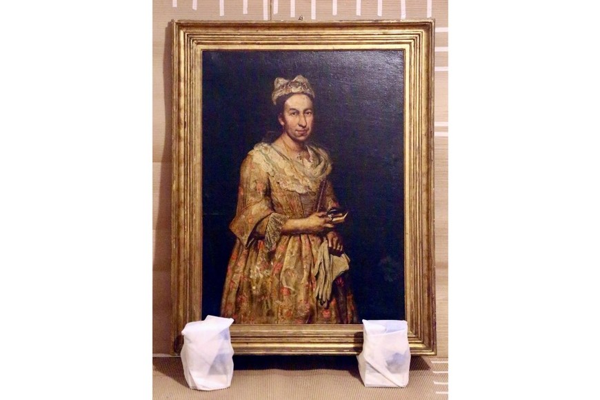 La pieza fue embalada en materiales neutros y protectores, luego envuelta con plástico de burbujas o espuma de poliuretano dentro de una caja resistente de madera para asegurar que el cuadro no se moviera.